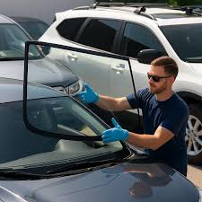 Windshield repair Pewaukee expert technician performing chip repair